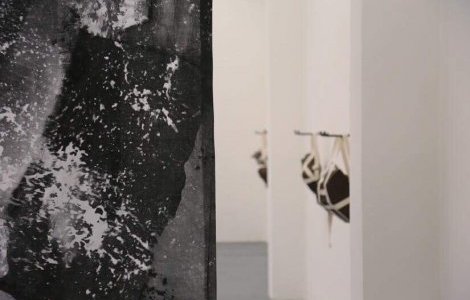 Vue de l'exposition "On était en dessous du niveau de la rivière", galerie/espace d'art contemporain du théâtre de Privas installation, sérigraphie sur tissu, céramique, sangle, eau, 2018
