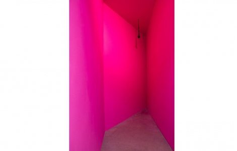 « Voices of Now », bois, placoplatre, acrylique, micro, enceinte, 406 x 210 x 160 cm, HMCT Art Center, Los Angeles, 2017